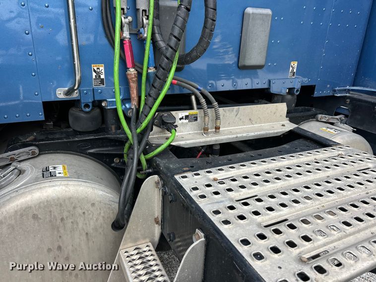 image for item FC2683 2018 Peterbilt 579 semi truck