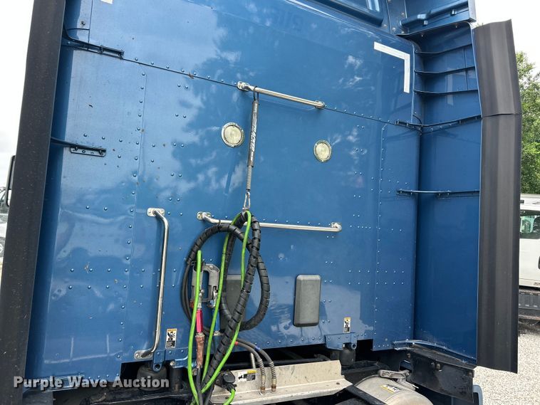 image for item FC2683 2018 Peterbilt 579 semi truck