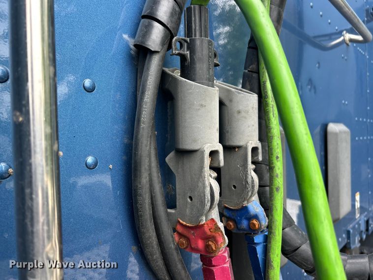 image for item FC2683 2018 Peterbilt 579 semi truck