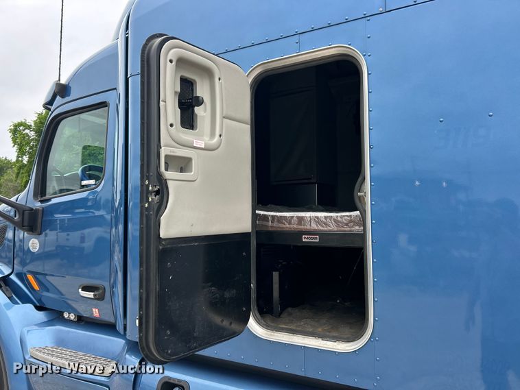 image for item FC2683 2018 Peterbilt 579 semi truck