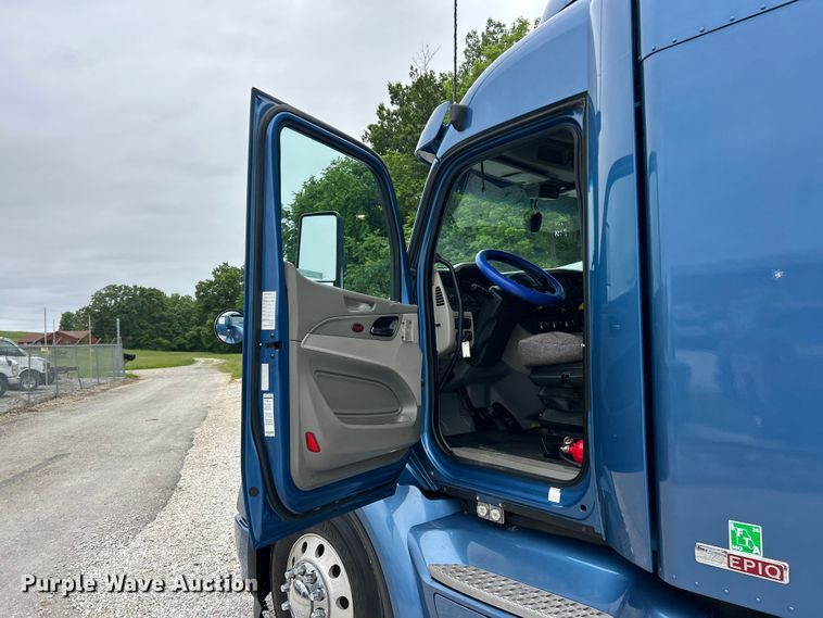 image for item FC2683 2018 Peterbilt 579 semi truck