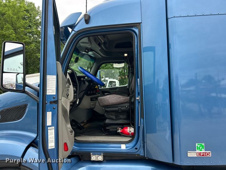 image for item FC2683 2018 Peterbilt 579 semi truck
