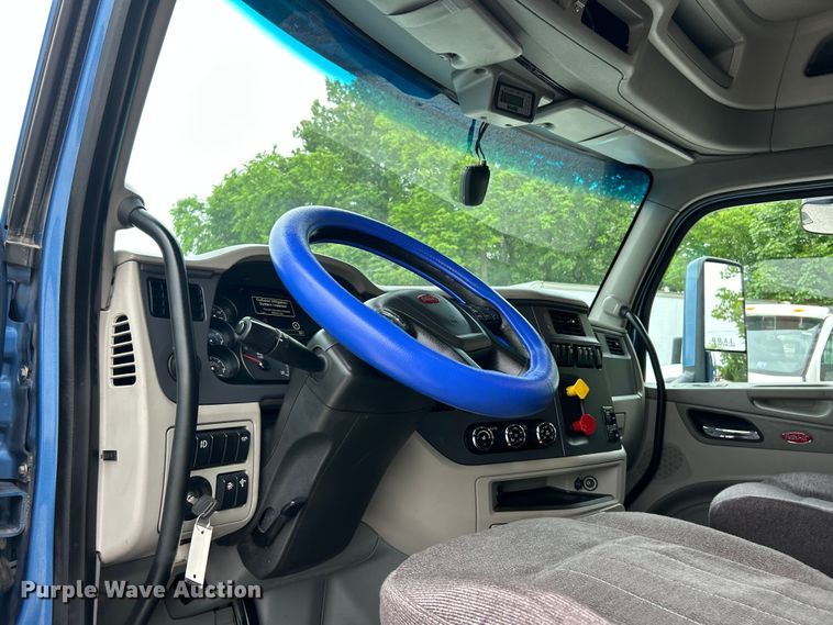 image for item FC2683 2018 Peterbilt 579 semi truck