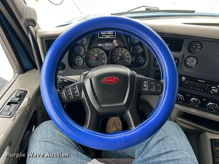 image for item FC2683 2018 Peterbilt 579 semi truck