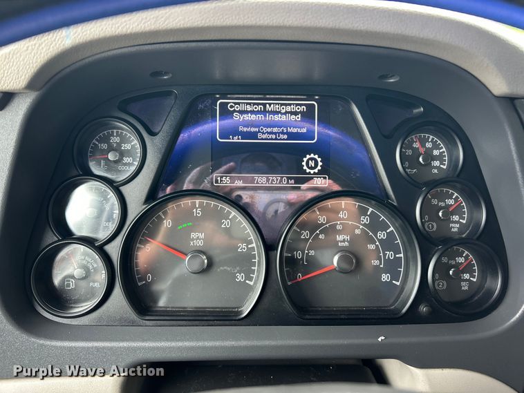 image for item FC2683 2018 Peterbilt 579 semi truck