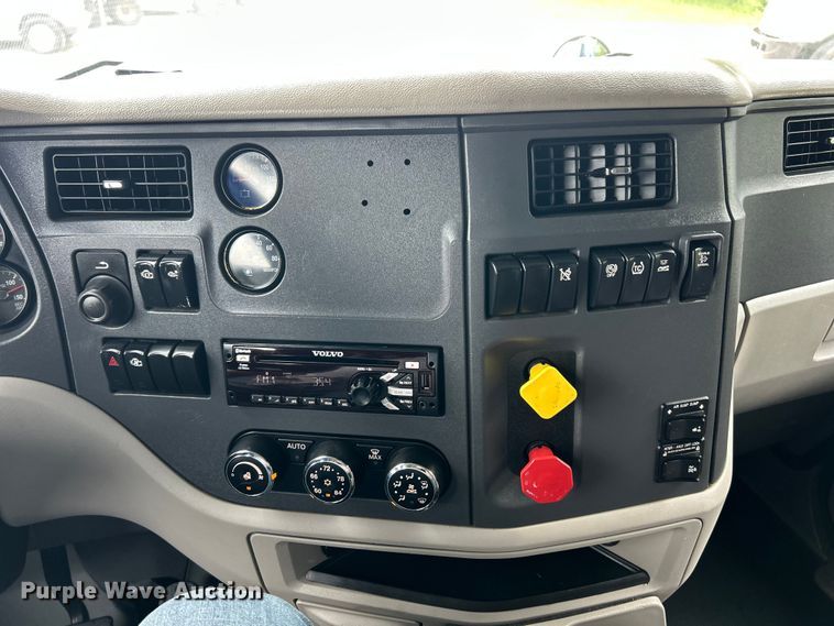 image for item FC2683 2018 Peterbilt 579 semi truck