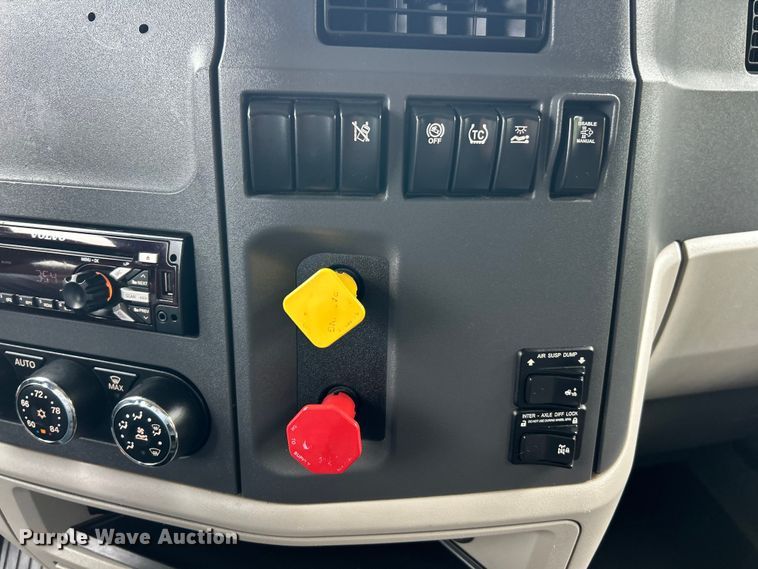 image for item FC2683 2018 Peterbilt 579 semi truck