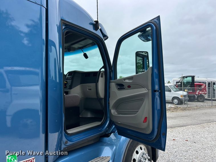 image for item FC2683 2018 Peterbilt 579 semi truck