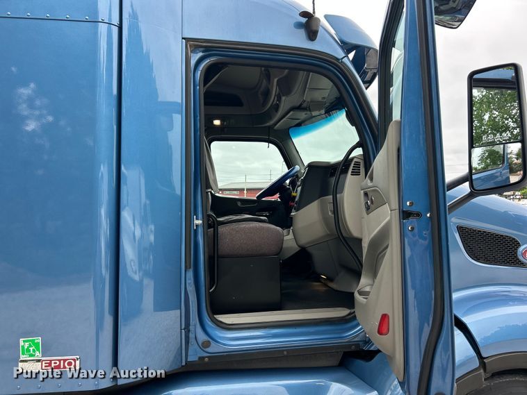 image for item FC2683 2018 Peterbilt 579 semi truck