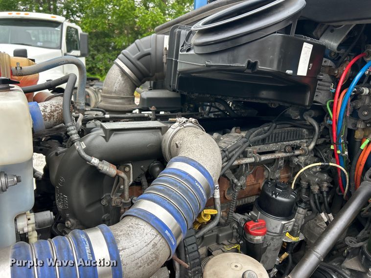 image for item FC2683 2018 Peterbilt 579 semi truck
