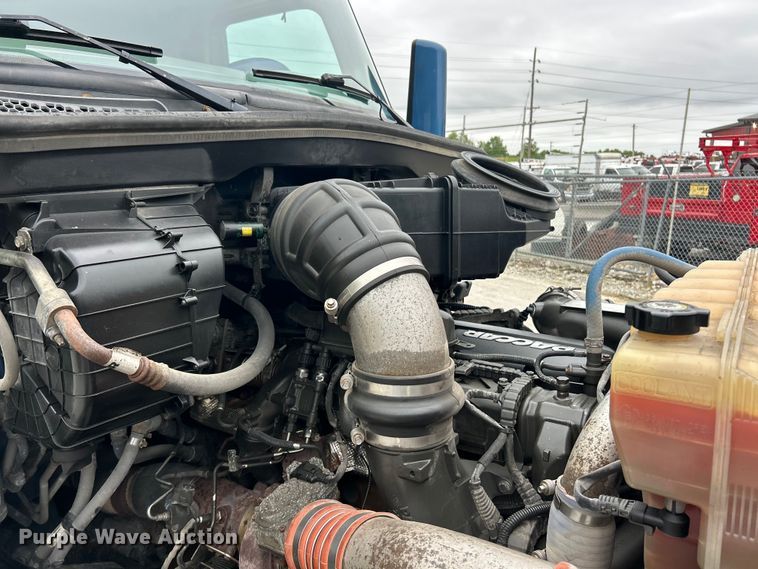 image for item FC2683 2018 Peterbilt 579 semi truck