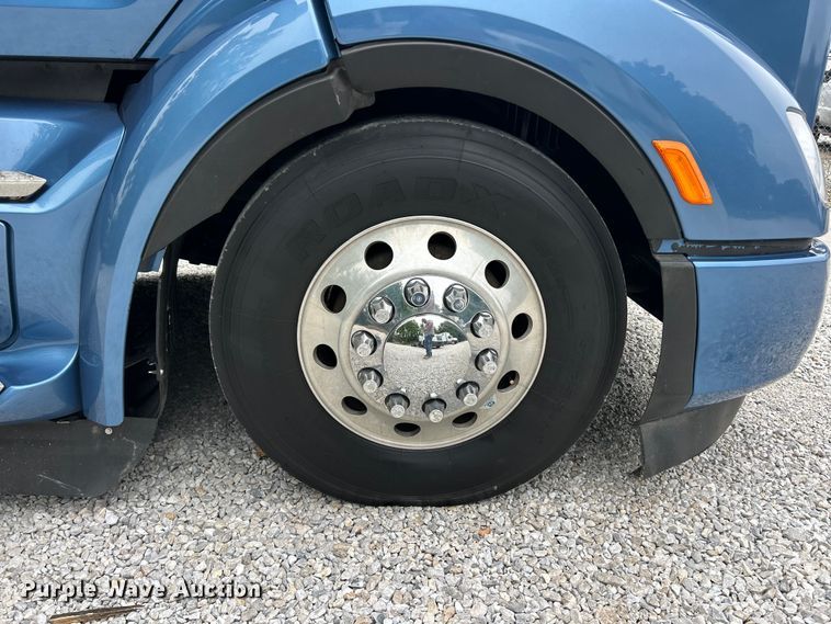 image for item FC2683 2018 Peterbilt 579 semi truck