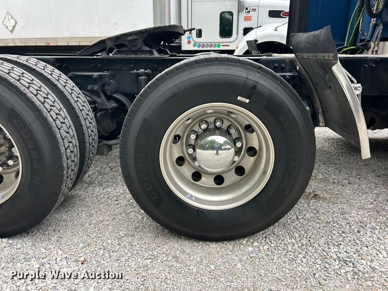 image for item FC2683 2018 Peterbilt 579 semi truck