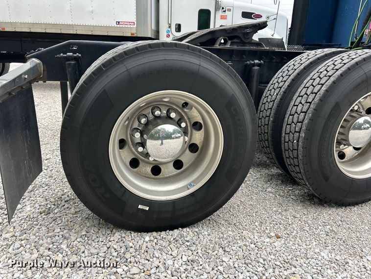 image for item FC2683 2018 Peterbilt 579 semi truck
