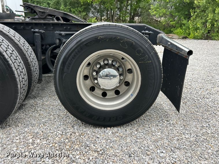 image for item FC2683 2018 Peterbilt 579 semi truck