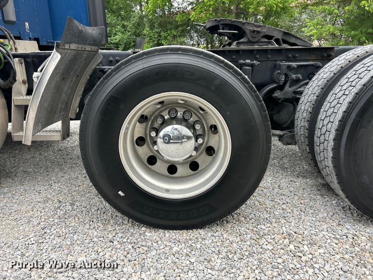 image for item FC2683 2018 Peterbilt 579 semi truck