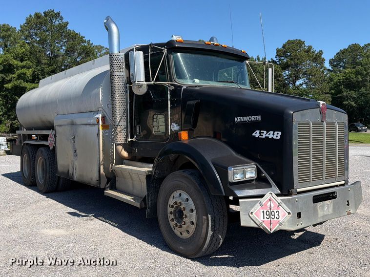image for item FC3115 2009 Kenworth T800 fuel truck