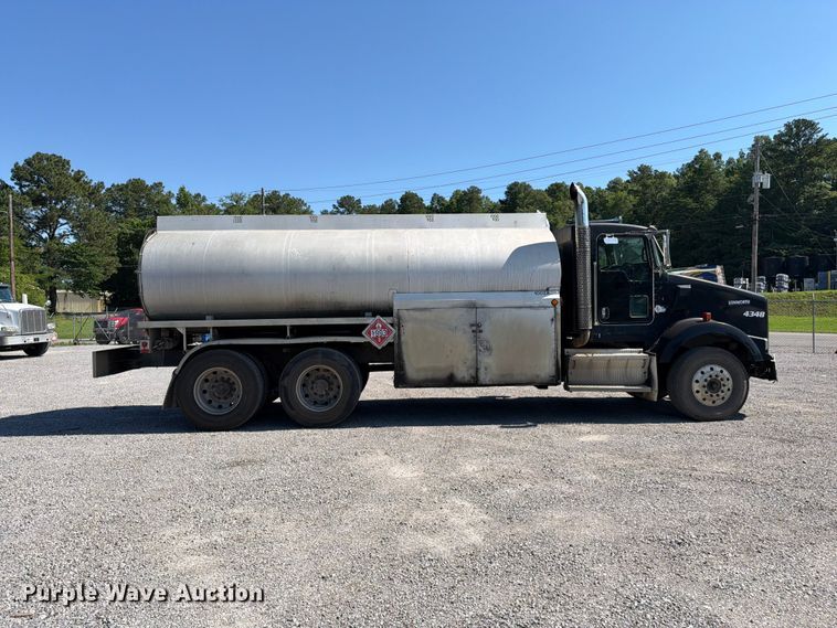 image for item FC3115 2009 Kenworth T800 fuel truck