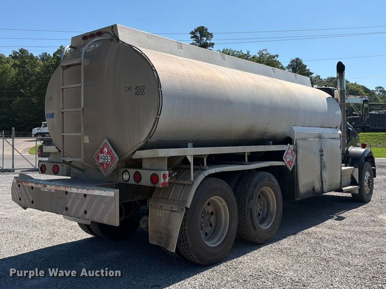 image for item FC3115 2009 Kenworth T800 fuel truck