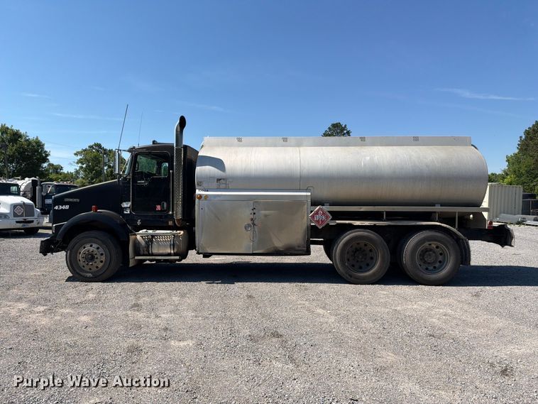 image for item FC3115 2009 Kenworth T800 fuel truck