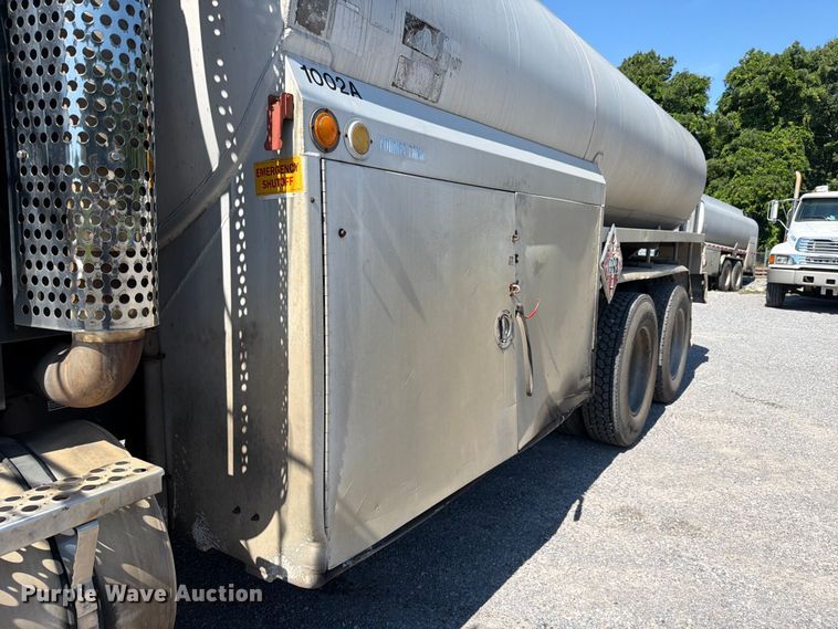 image for item FC3115 2009 Kenworth T800 fuel truck