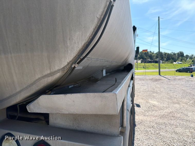 image for item FC3115 2009 Kenworth T800 fuel truck