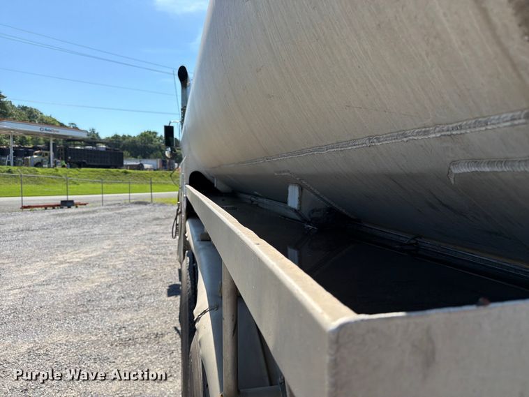 image for item FC3115 2009 Kenworth T800 fuel truck