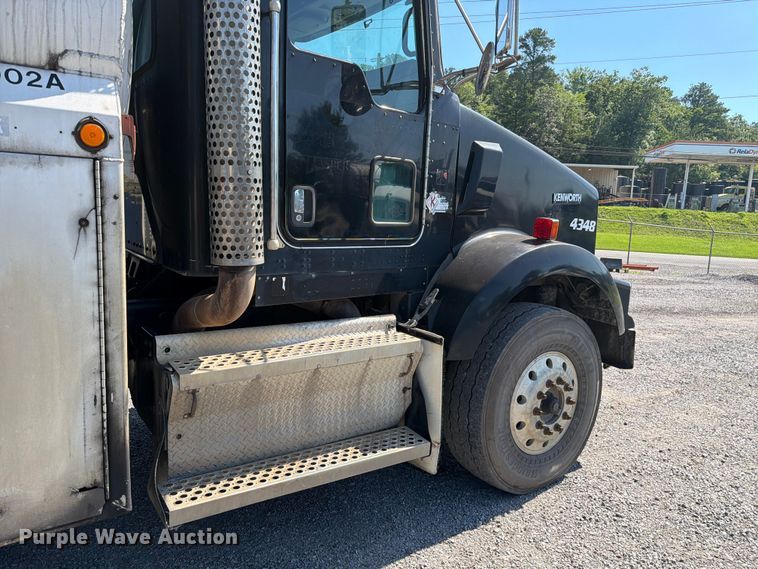 image for item FC3115 2009 Kenworth T800 fuel truck