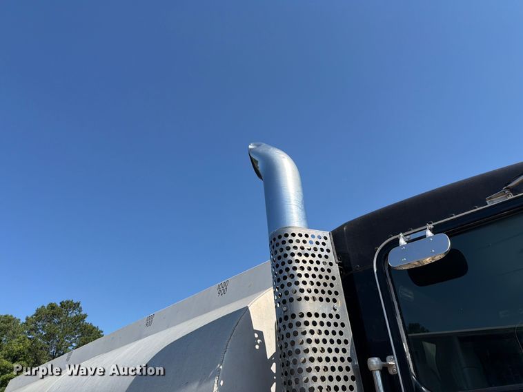 image for item FC3115 2009 Kenworth T800 fuel truck
