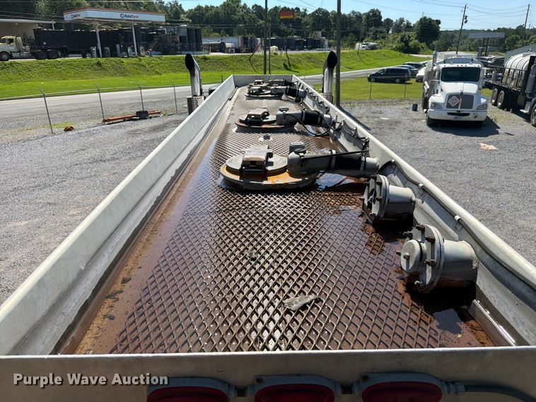 image for item FC3115 2009 Kenworth T800 fuel truck