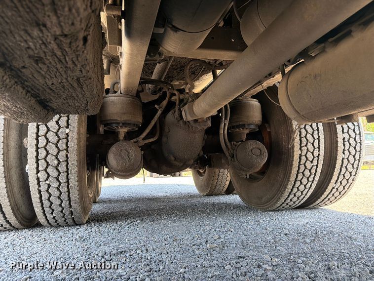 image for item FC3115 2009 Kenworth T800 fuel truck