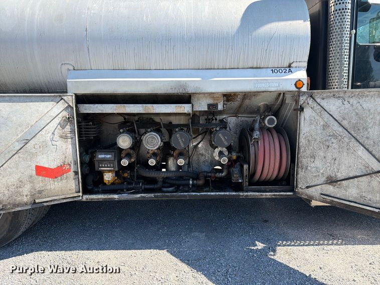 image for item FC3115 2009 Kenworth T800 fuel truck