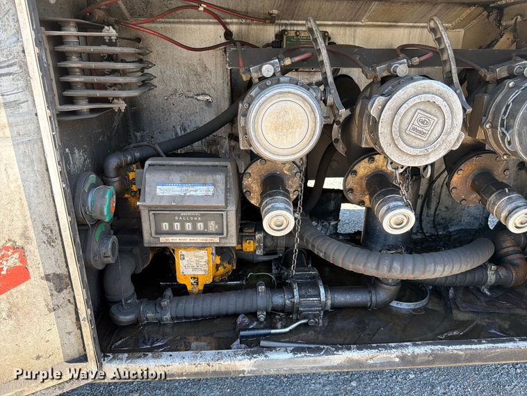 image for item FC3115 2009 Kenworth T800 fuel truck