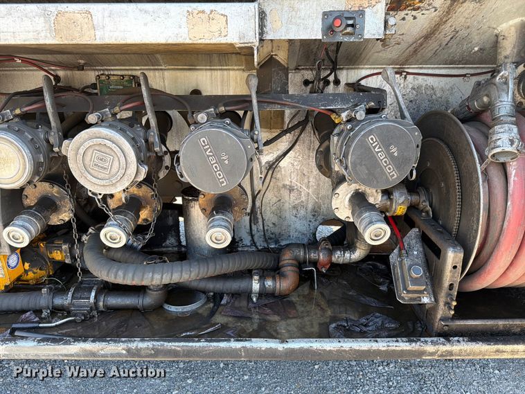 image for item FC3115 2009 Kenworth T800 fuel truck