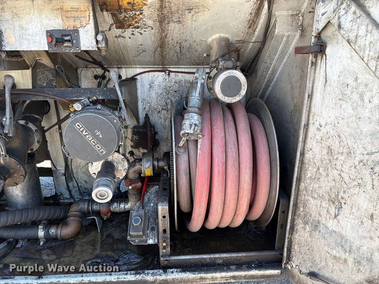 image for item FC3115 2009 Kenworth T800 fuel truck
