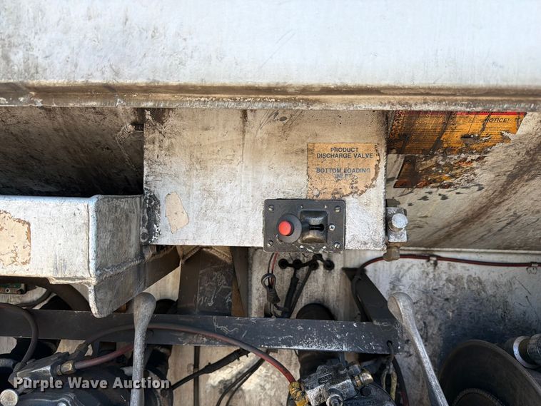 image for item FC3115 2009 Kenworth T800 fuel truck