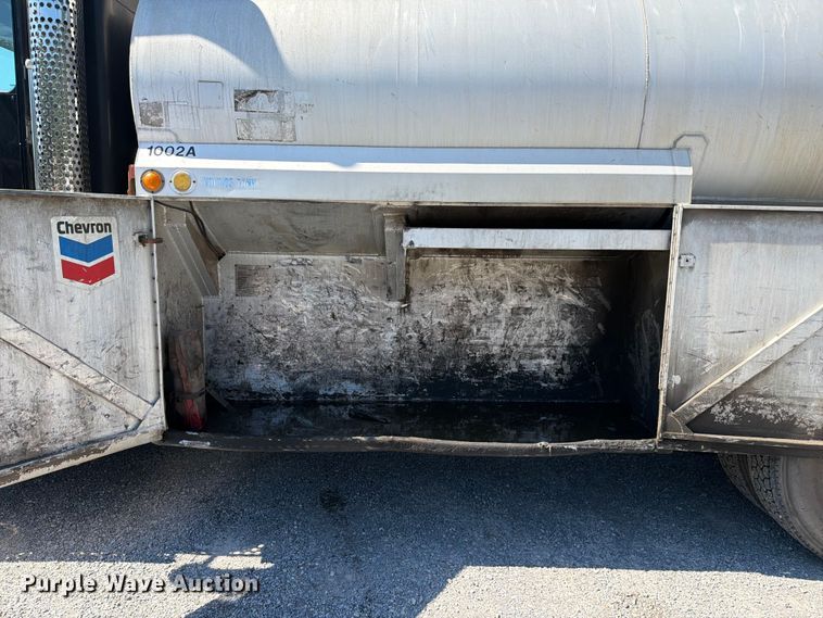 image for item FC3115 2009 Kenworth T800 fuel truck