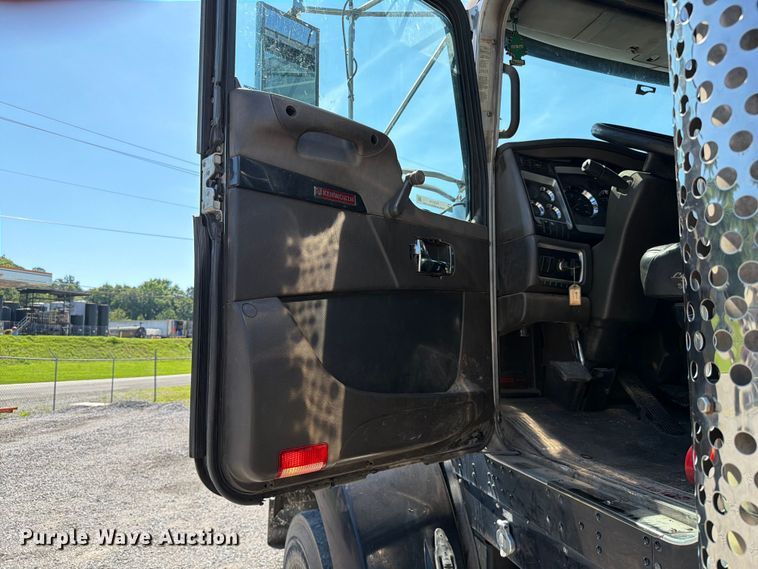 image for item FC3115 2009 Kenworth T800 fuel truck