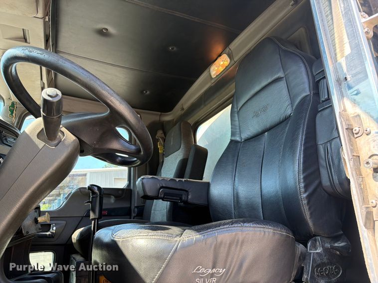 image for item FC3115 2009 Kenworth T800 fuel truck