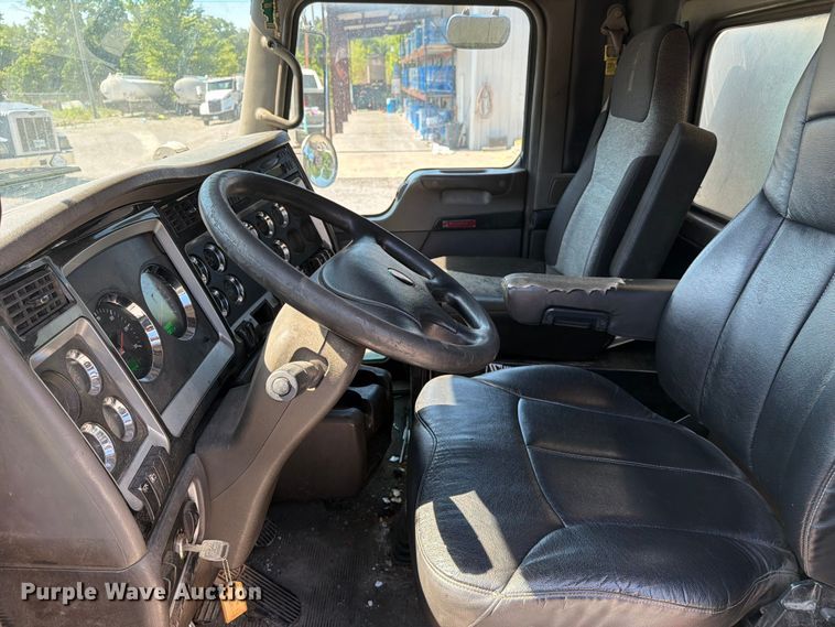 image for item FC3115 2009 Kenworth T800 fuel truck