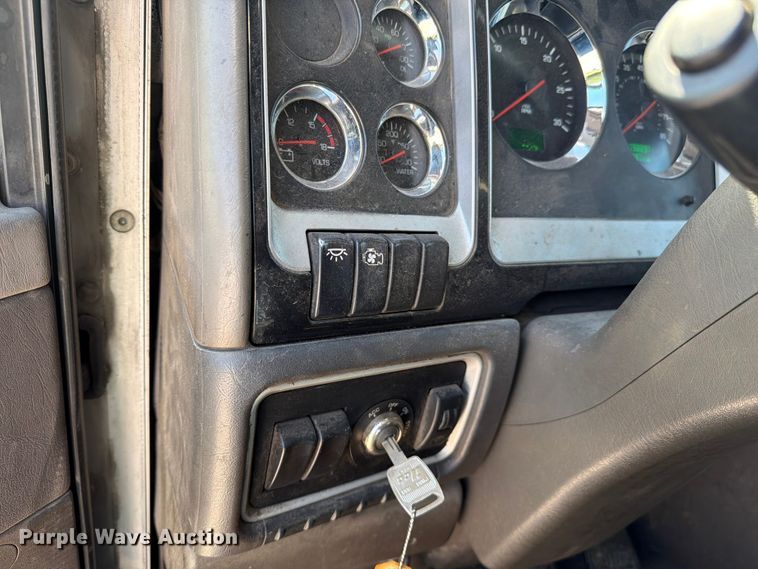 image for item FC3115 2009 Kenworth T800 fuel truck
