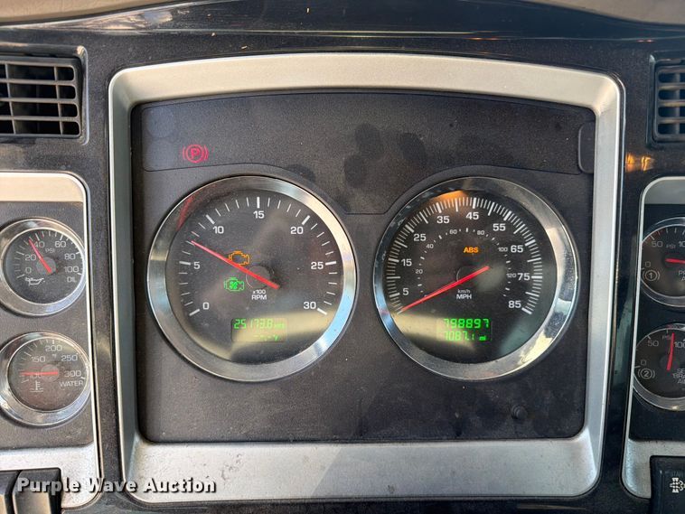 image for item FC3115 2009 Kenworth T800 fuel truck