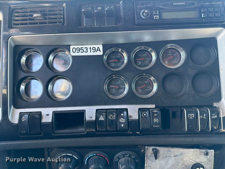 image for item FC3115 2009 Kenworth T800 fuel truck
