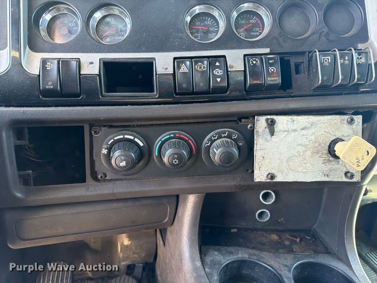 image for item FC3115 2009 Kenworth T800 fuel truck