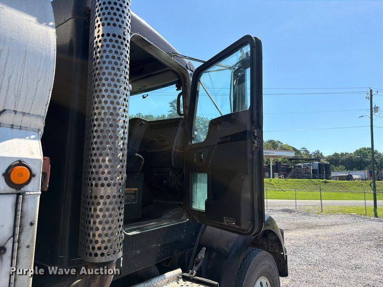 image for item FC3115 2009 Kenworth T800 fuel truck