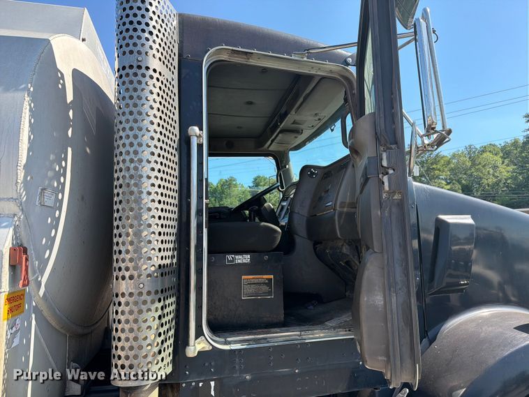 image for item FC3115 2009 Kenworth T800 fuel truck