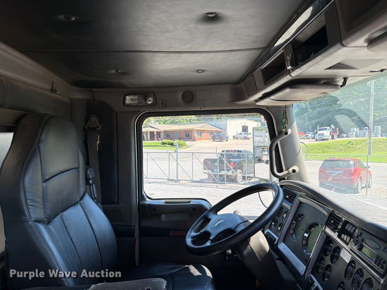 image for item FC3115 2009 Kenworth T800 fuel truck