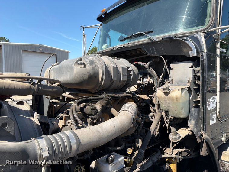 image for item FC3115 2009 Kenworth T800 fuel truck