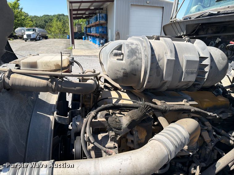 image for item FC3115 2009 Kenworth T800 fuel truck