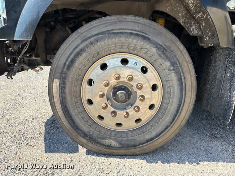 image for item FC3115 2009 Kenworth T800 fuel truck
